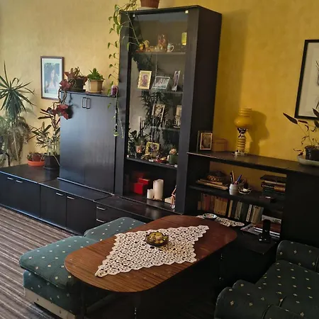 в перник, кв изток, до 5 човека - 2 спални, хол, кухня, отделни баня и тоалетна, балкони