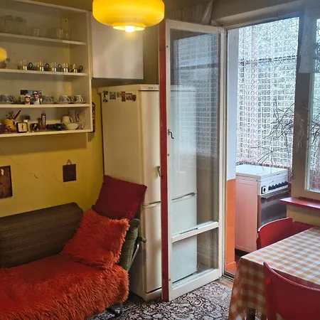в перник, кв изток, до 5 човека - 2 спални, хол, кухня, отделни баня и тоалетна, балкони *