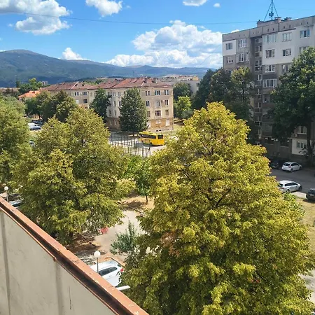 в перник, кв изток, до 5 човека - 2 спални, хол, кухня, отделни баня и тоалетна, балкони شقة Pernik