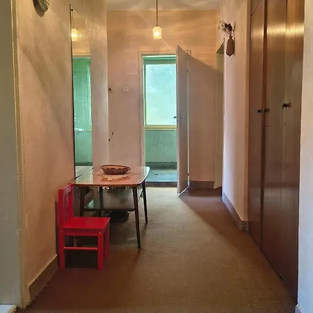 شقة в перник, кв изток, до 5 човека - 2 спални, хол, кухня, отделни баня и тоалетна, балкони