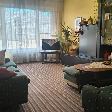 в перник, кв изток, до 5 човека - 2 спални, хол, кухня, отделни баня и тоалетна, балкони *