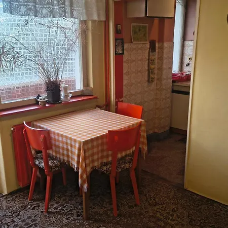 в перник, кв изток, до 5 човека - 2 спални, хол, кухня, отделни баня и тоалетна, балкони شقة *