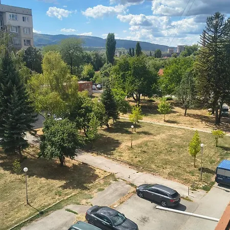 شقة в перник, кв изток, до 5 човека - 2 спални, хол, кухня, отделни баня и тоалетна, балкони Pernik