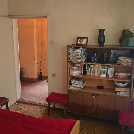شقة в перник, кв изток, до 5 човека - 2 спални, хол, кухня, отделни баня и тоалетна, балкони Pernik