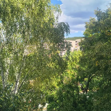 в перник, кв изток, до 5 човека - 2 спални, хол, кухня, отделни баня и тоалетна, балкони Pernik