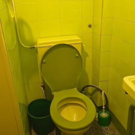 شقة в перник, кв изток, до 5 човека - 2 спални, хол, кухня, отделни баня и тоалетна, балкони Pernik