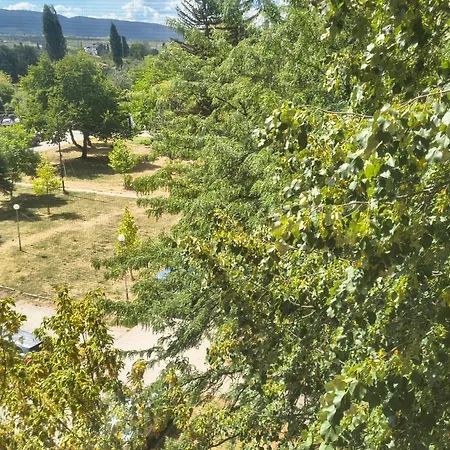 в перник, кв изток, до 5 човека - 2 спални, хол, кухня, отделни баня и тоалетна, балкони *