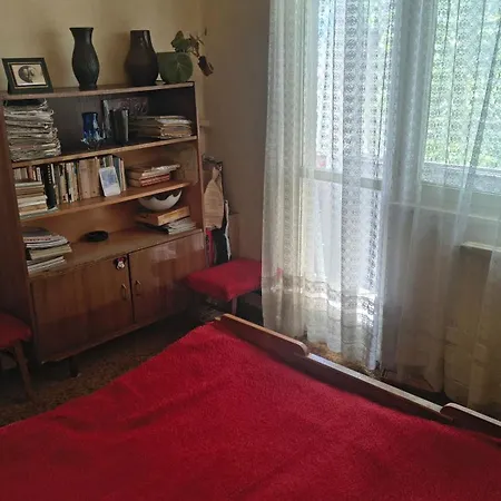شقة в перник, кв изток, до 5 човека - 2 спални, хол, кухня, отделни баня и тоалетна, балкони