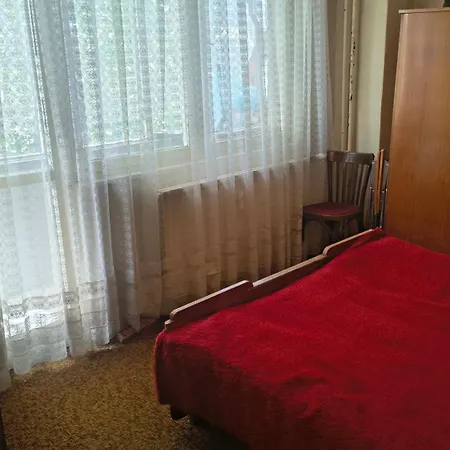 в перник, кв изток, до 5 човека - 2 спални, хол, кухня, отделни баня и тоалетна, балкони *