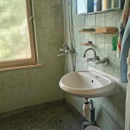 в перник, кв изток, до 5 човека - 2 спални, хол, кухня, отделни баня и тоалетна, балкони شقة *
