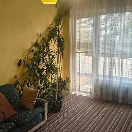 в перник, кв изток, до 5 човека - 2 спални, хол, кухня, отделни баня и тоалетна, балкони