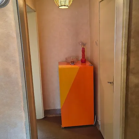 в перник, кв изток, до 5 човека - 2 спални, хол, кухня, отделни баня и тоалетна, балкони شقة Pernik