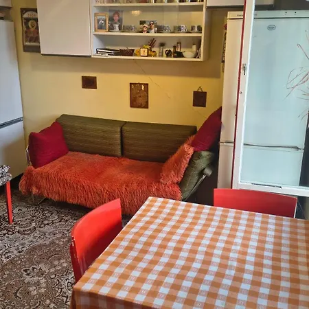в перник, кв изток, до 5 човека - 2 спални, хол, кухня, отделни баня и тоалетна, балкони Pernik