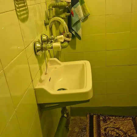 в перник, кв изток, до 5 човека - 2 спални, хол, кухня, отделни баня и тоалетна, балкони