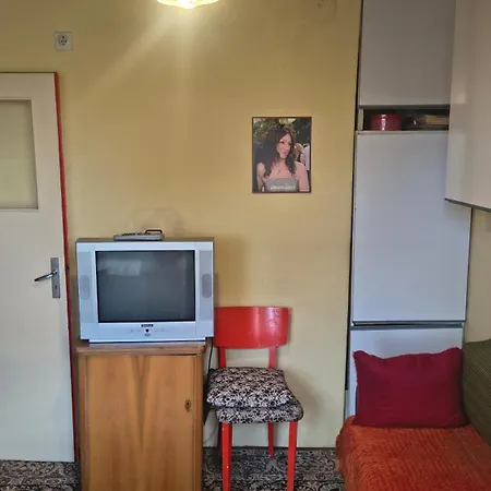 в перник, кв изток, до 5 човека - 2 спални, хол, кухня, отделни баня и тоалетна, балкони شقة Pernik