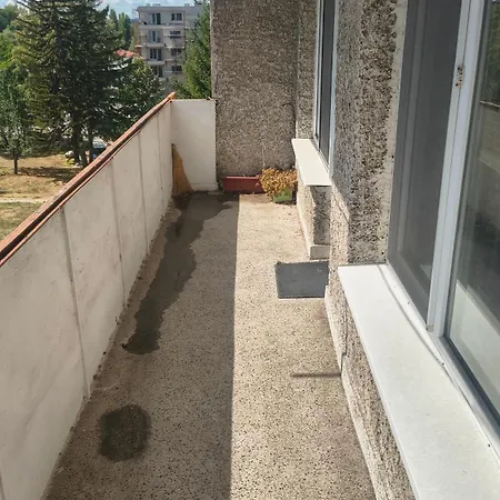 в перник, кв изток, до 5 човека - 2 спални, хол, кухня, отделни баня и тоалетна, балкони شقة