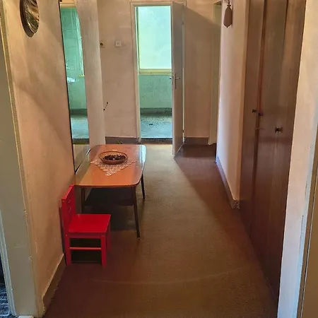 в перник, кв изток, до 5 човека - 2 спални, хол, кухня, отделни баня и тоалетна, балкони شقة *