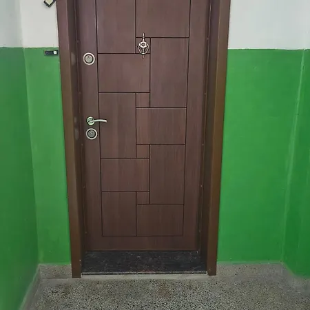 в перник, кв изток, до 5 човека - 2 спални, хол, кухня, отделни баня и тоалетна, балкони شقة
