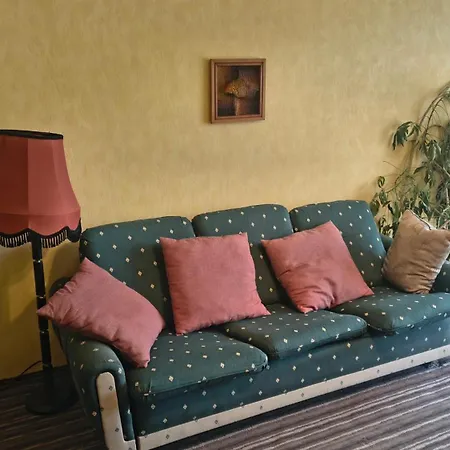 в перник, кв изток, до 5 човека - 2 спални, хол, кухня, отделни баня и тоалетна, балкони Pernik