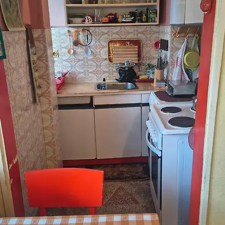 в перник, кв изток, до 5 човека - 2 спални, хол, кухня, отделни баня и тоалетна, балкони * Pernik